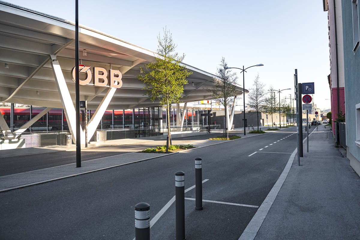 ÖBB-Bahnhof mit Regionalzug im Salzburger Land