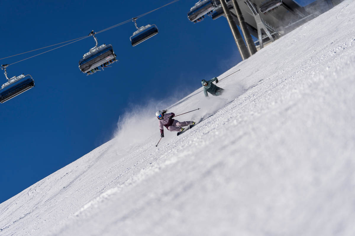 Skifahrer vor einem Sessellift