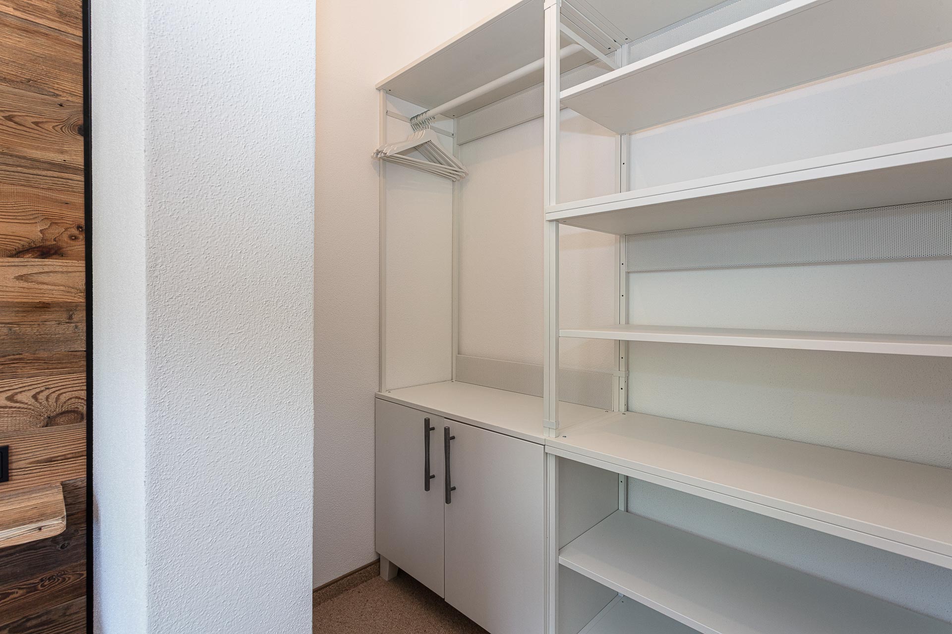 Kleiderschrank im Schlafzimmer der Klamm Lodge