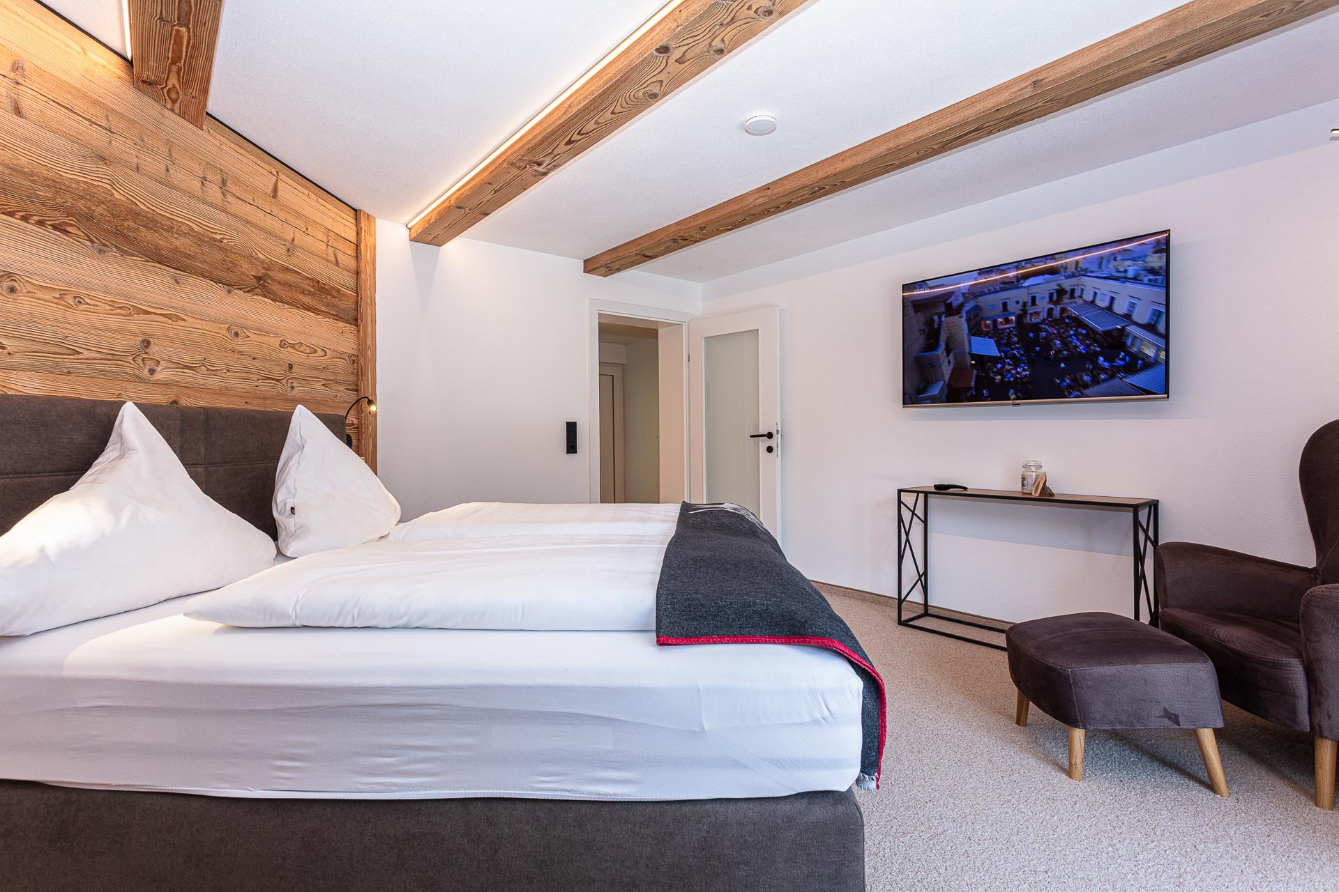 Schlafzimmer der Klamm Lodge mit Fernseher