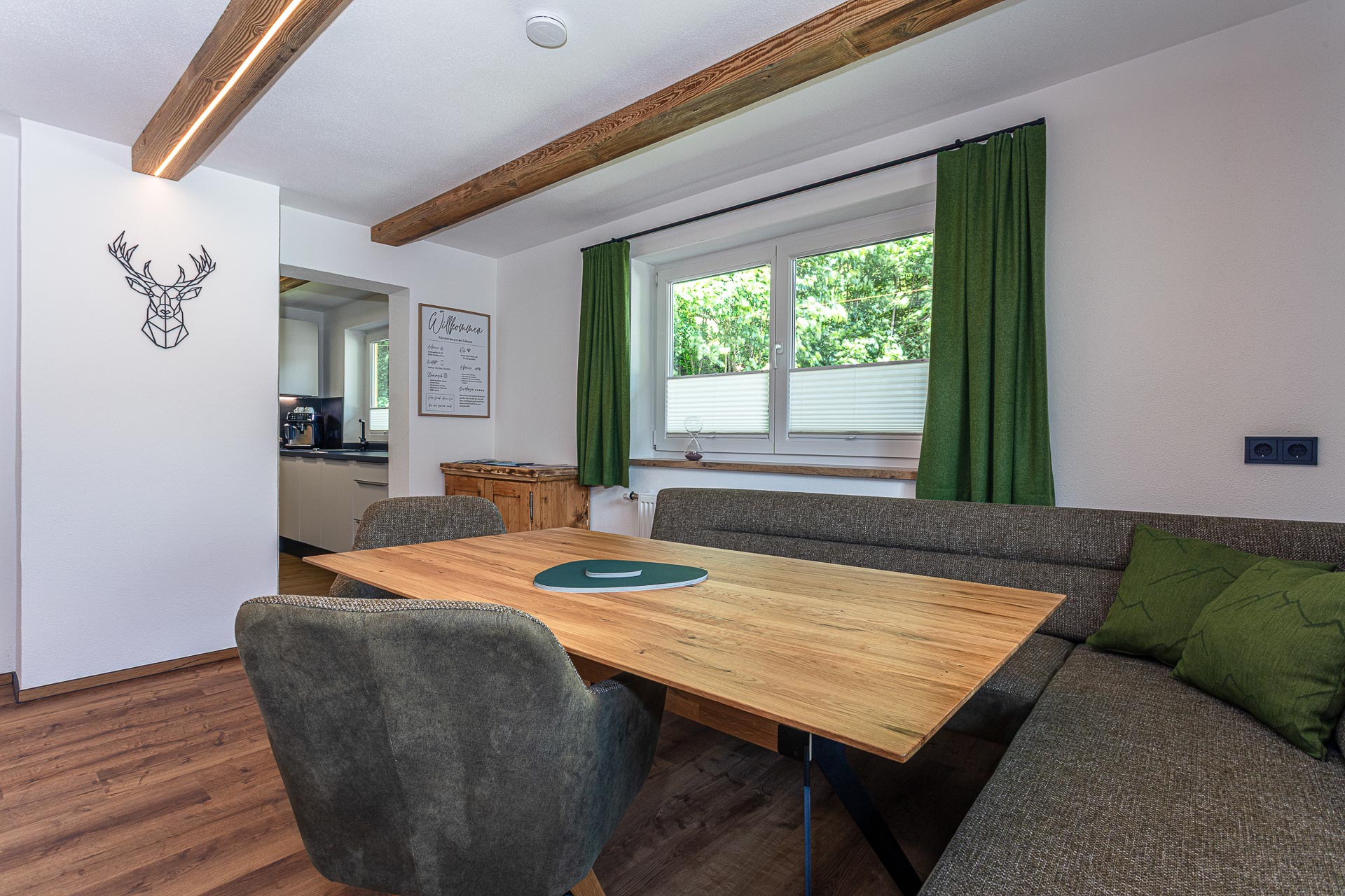 Offener Ess- und Wohnbereich der Klamm Lodge