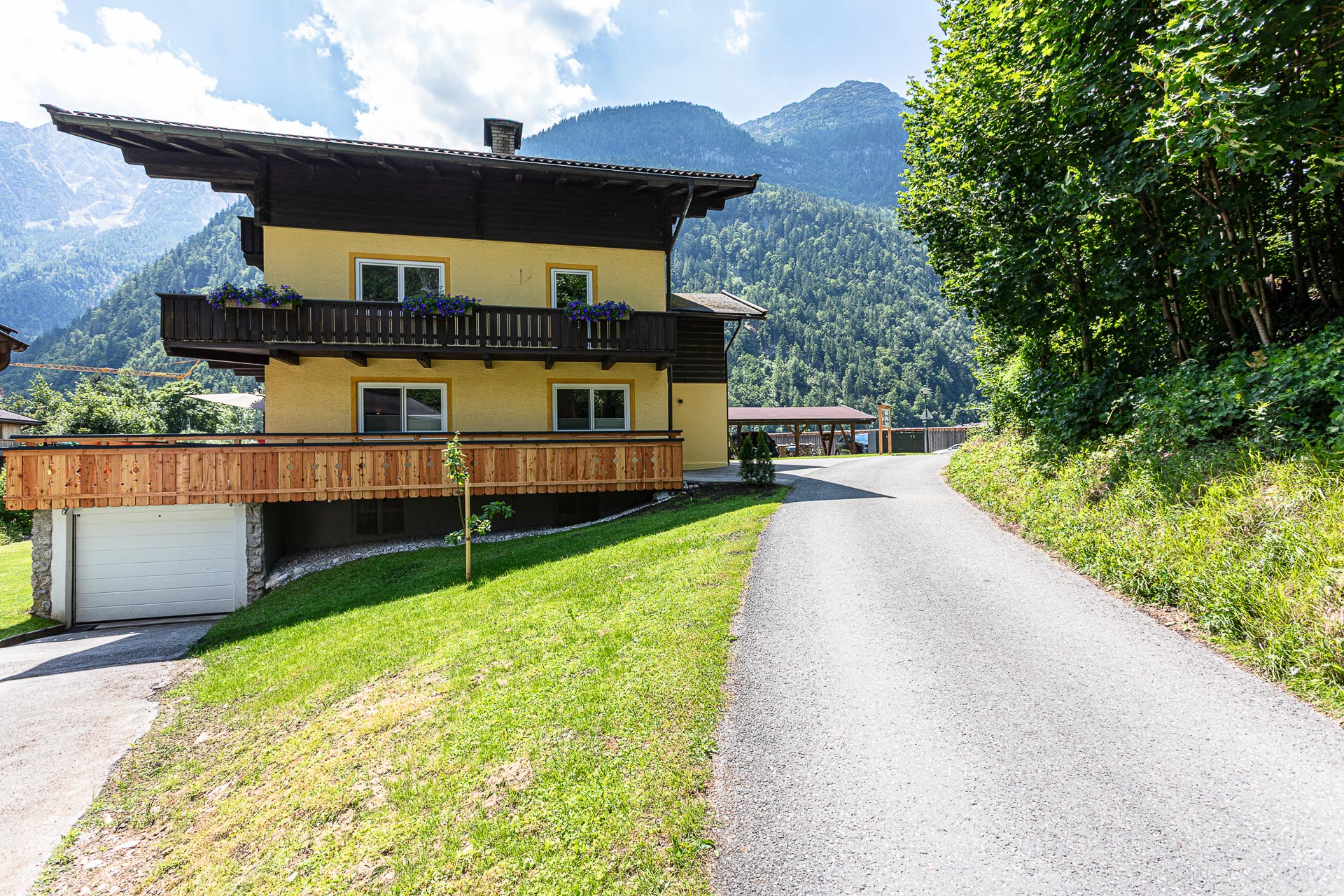Klamm Lodge vor den Bergen des Salzburger Saalachtals