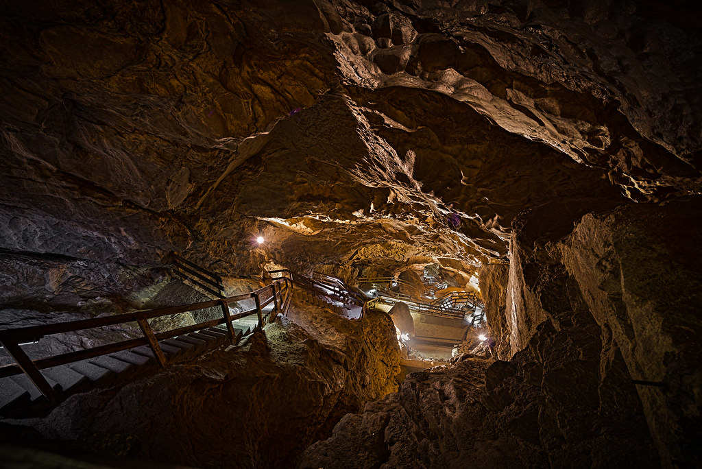 Besucher in einer Naturhöhle im Salzburger Saalachtal