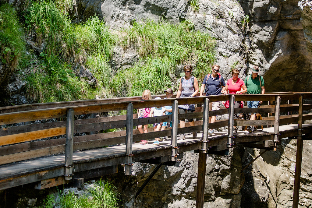 Wanderer auf dem Steg durch die Seisenbergklamm