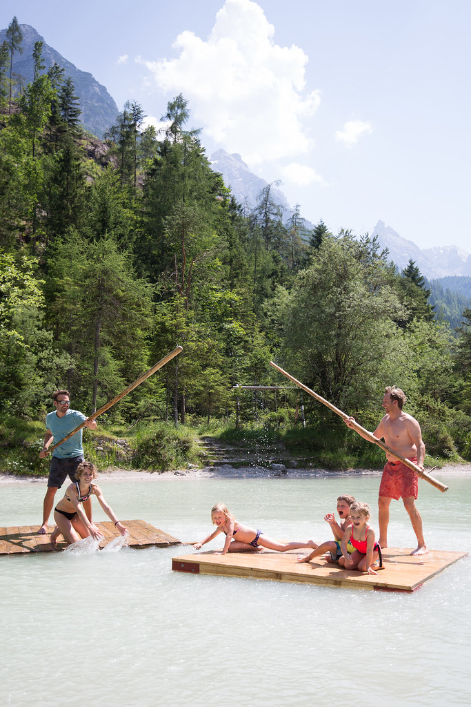 Familie am Bergsee im Salzburger Saalachtal