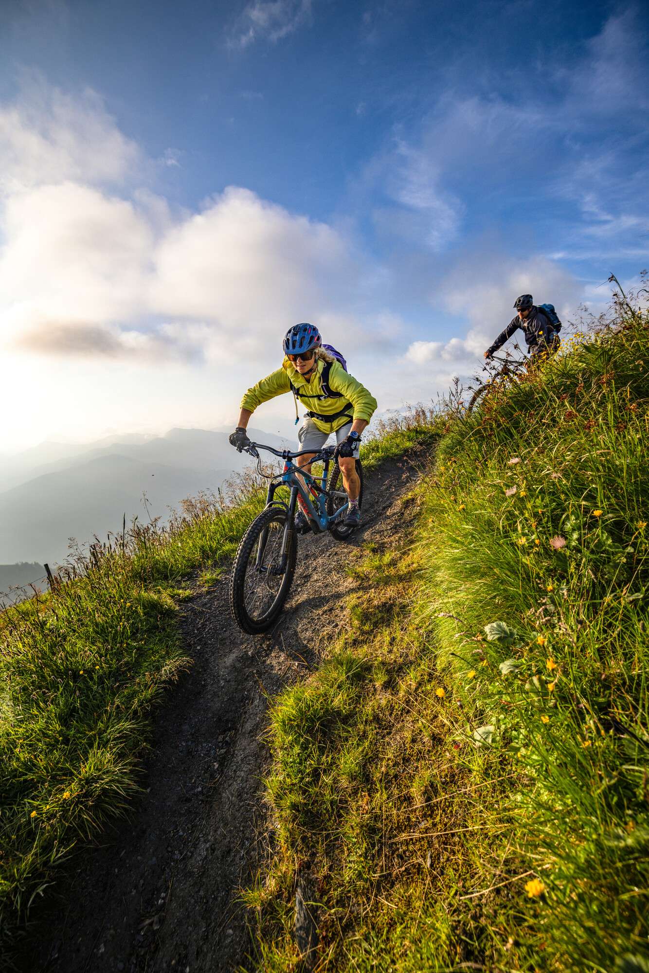 Mountainbiker auf einem Almweg im Salzburger Saalachtal