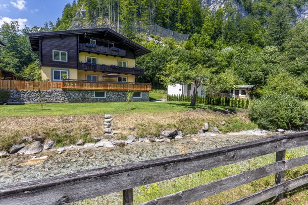 Klamm Lodge am Bach mit Bergkulisse