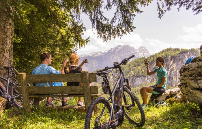 Mountainbiker bei einer Rast im Salzburger Saalachtal
