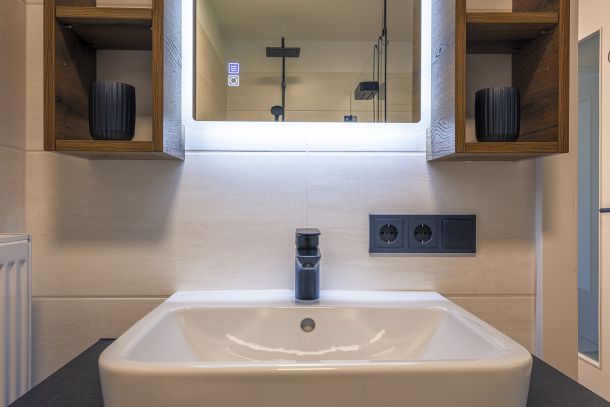 Modernes Badezimmer der Klamm Lodge