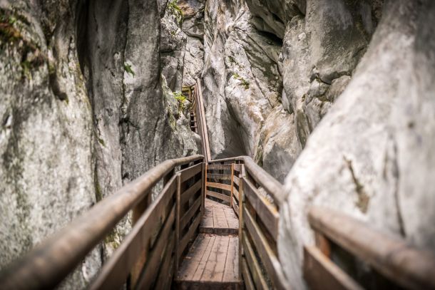 Wanderer auf einem Holzsteg durch die Seisenbergklamm