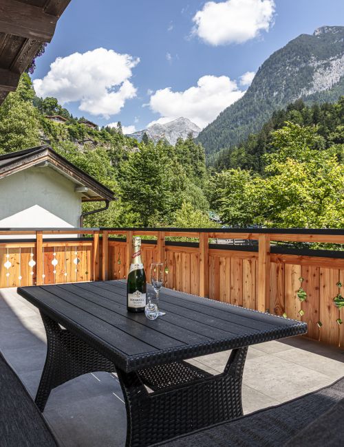 Terrasse der Klamm Lodge mit Bergblick