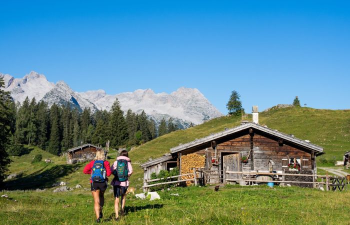 Wanderer vor einer Almhütte im Salzburger Saalachtal