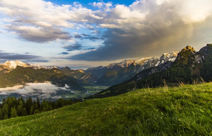 Bergpanorama im Salzburger Saalachtal bei Sonnenuntergang