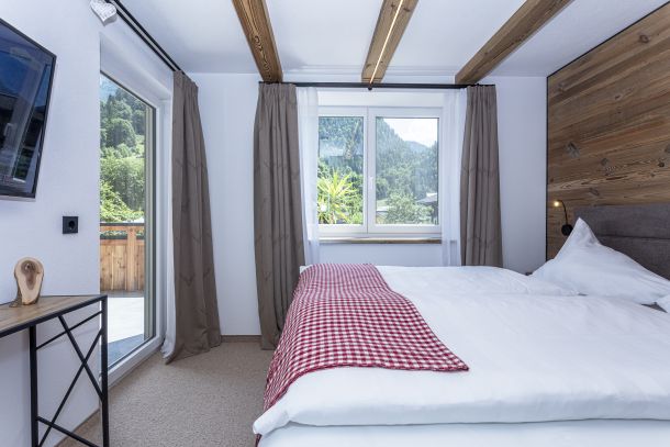 Schlafzimmer der Klamm Lodge mit Bergblick