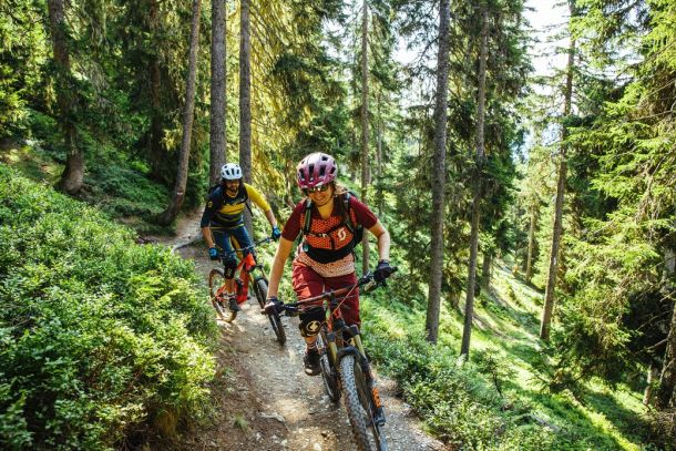 Mountainbiker auf einem Waldweg im Salzburger Saalachtal
