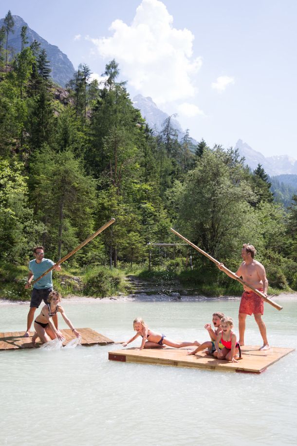 Familie am Bergsee im Salzburger Saalachtal