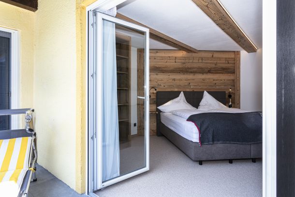 Schlafzimmer mit Zugang zur Terrasse der Klamm Lodge