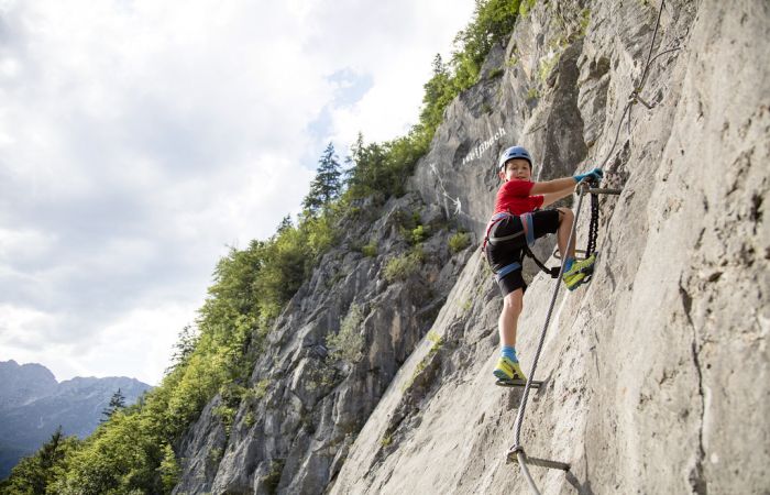 Kletterer an einer steilen Felswand