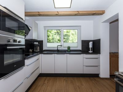 Moderne Küche der Klamm Lodge mit Blick ins Grüne