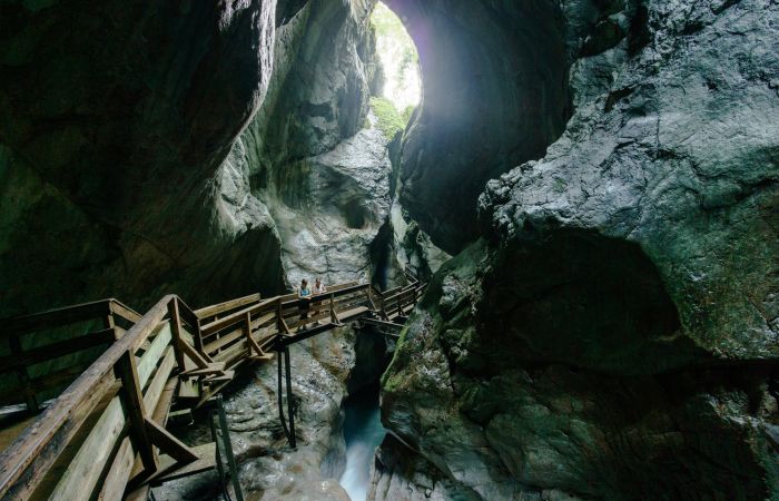 Wanderer auf einem Steg in der Seisenbergklamm