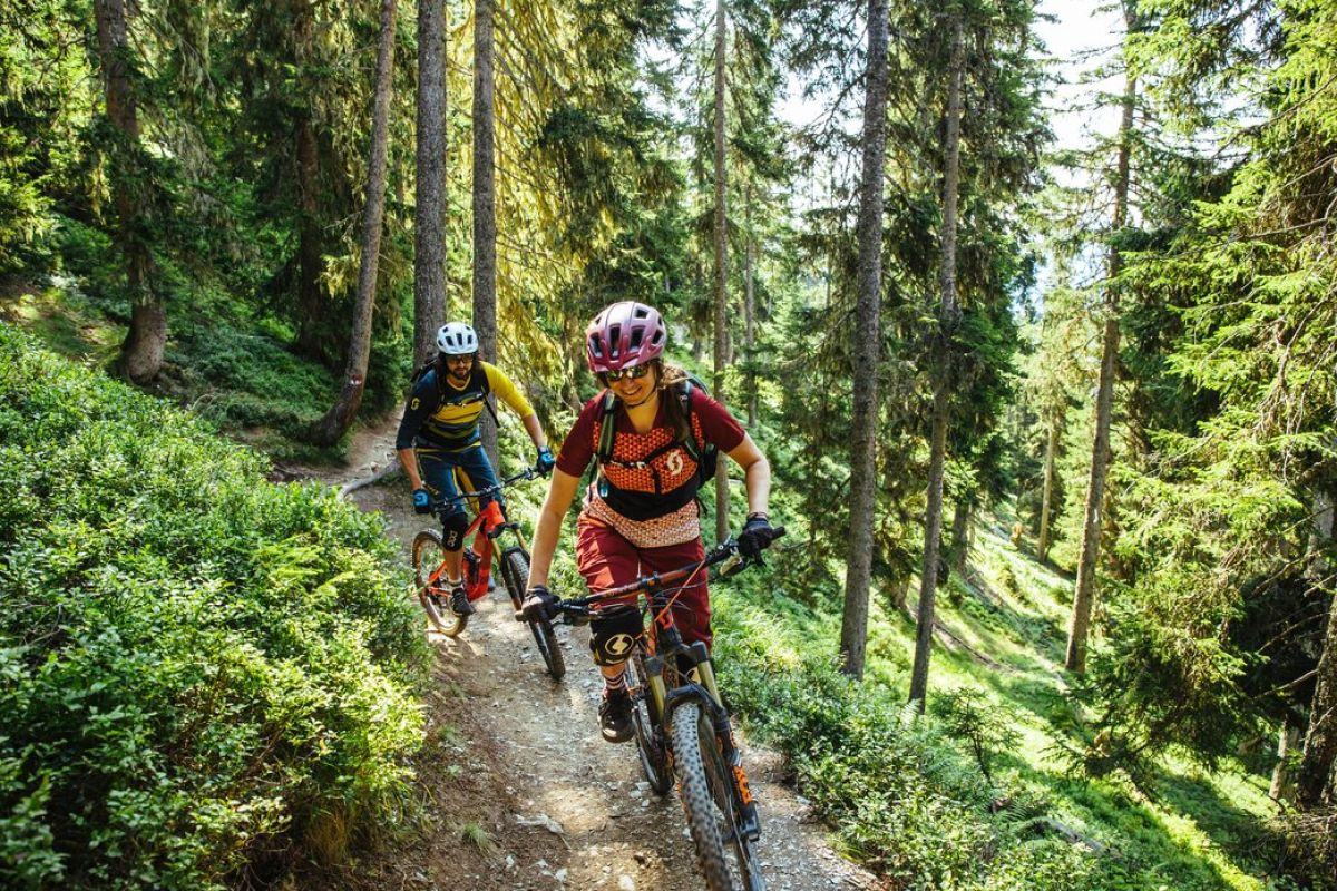 Mountainbiker auf einem Waldweg im Salzburger Saalachtal