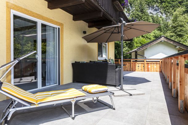 Sonnenliegen auf der Terrasse der Klamm Lodge
