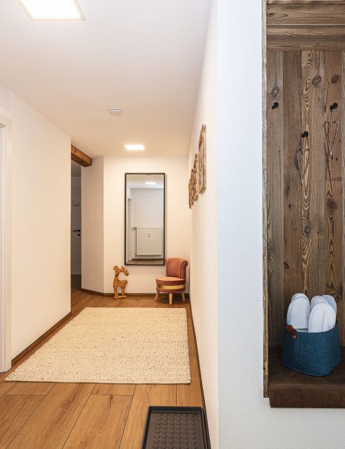 Heller Flur der Ferienwohnung Klamm Lodge