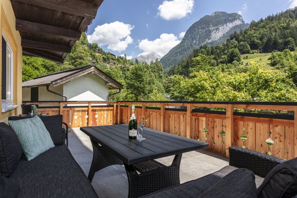 Terrasse der Klamm Lodge mit Bergblick