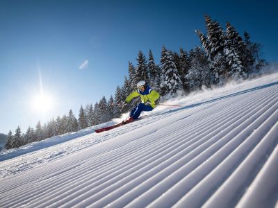 Skifahrer auf einer frisch präparierten Piste