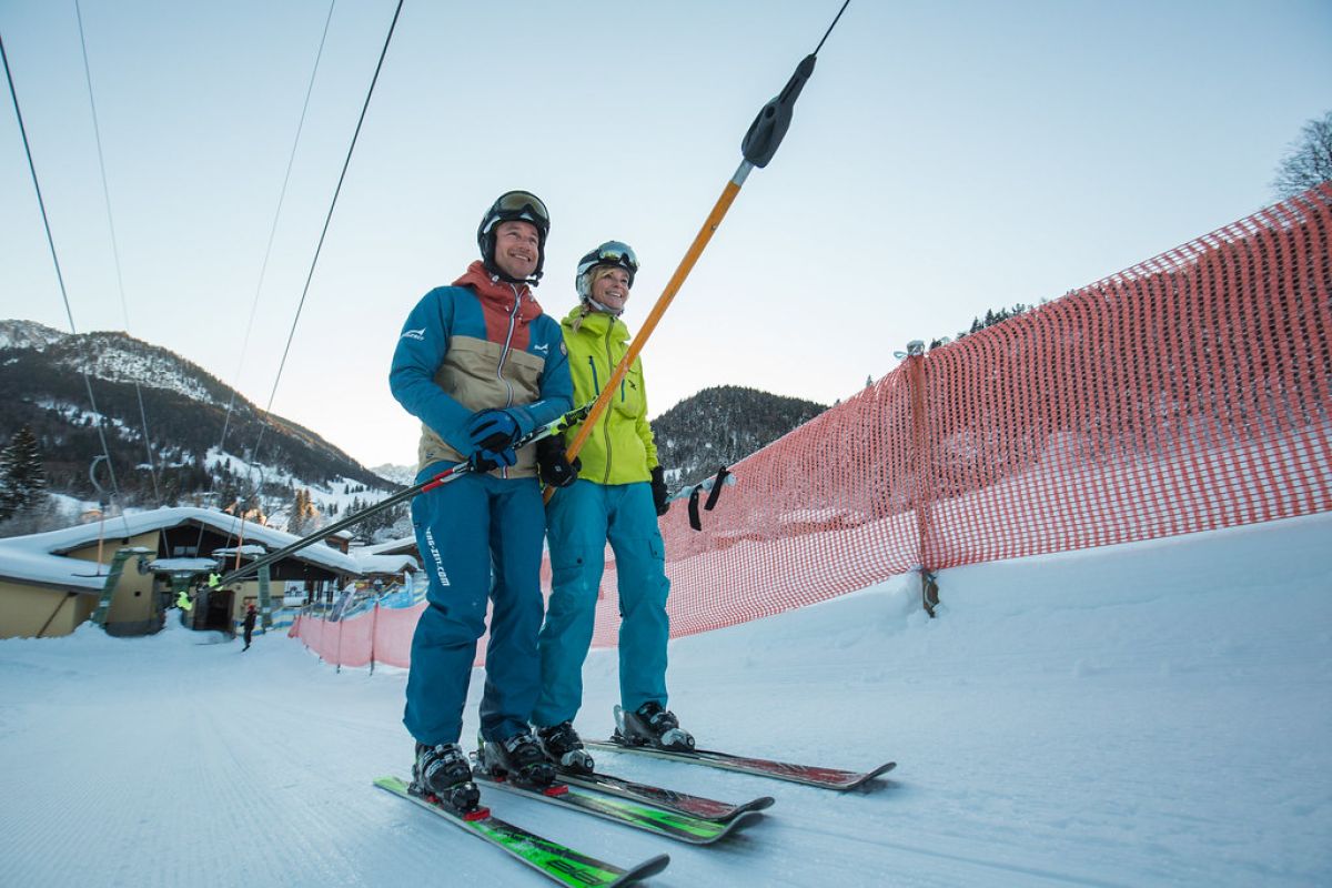 Skifahrer an einer Bergstation