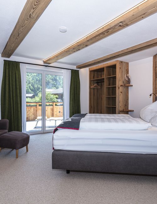 Helles Schlafzimmer mit Terrasse in der Klamm Lodge